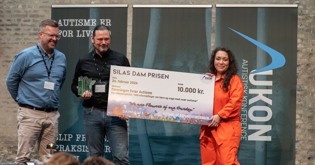 ADD, ADHD, Aukon, Autisme, Autisme- og Aspergerforeningen, Autismeforeningen, autismespektret, autisters rettigheder, Autistisk konference, børne- og ungdomspsykiatrien, Fonden Samrådet, forebyggelse af tvang, Foreningen Svær Autisme, forskningsprojekt, Jakob Holten Olsen, konference, Lone Bolt, mangfoldighed, Neurodivergens, neurodiversitet, Nina Catalina Michaelsen, prisuddeling, Samarbejde, Sammen er vi stærkest, Silas Dam, Silas Dam Prisen, Simon Felskov, Susanne Dam, Svær Autisme, Viden for livstid